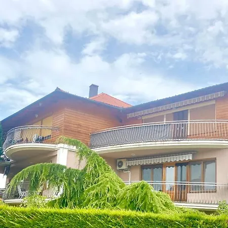 Lägenhet Selyemakacapartman Balatonlelle