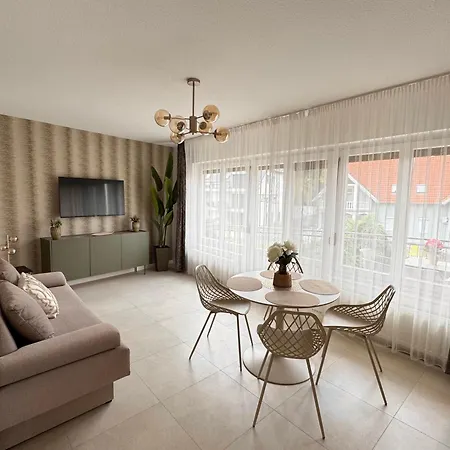 Selyemakacapartman *